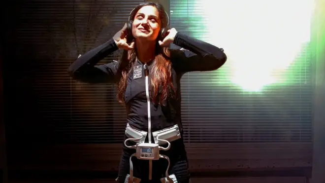 '몰리 슈트'는 근육에 가벼운 전기 자극을 보내 근육을 이완시켜 움직임을 돕는다.