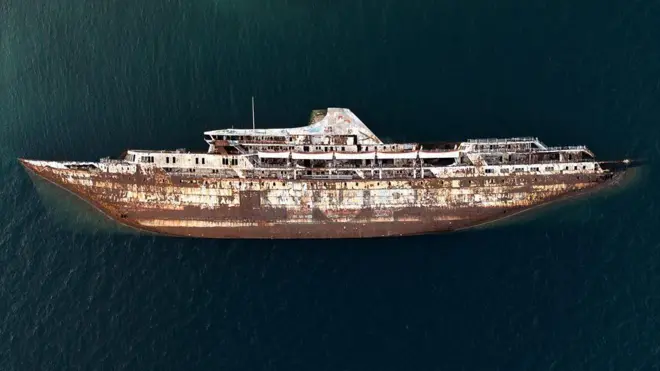 बेवारस क्रूझ जहाज, एलिफसिना आखात