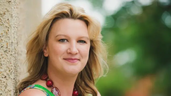 سيدة تتغلب على مرضها النفسي بتقديم المساعدة للآخرين