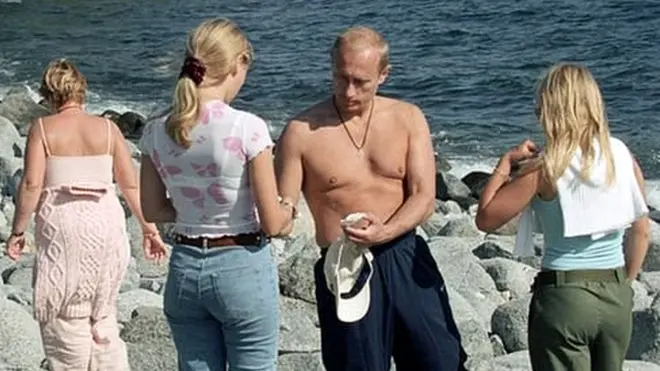 పుతిన్, ఆయన కుటుంబం.. 2002లో తీసిన చిత్రం. ఇందులో ఆయన భార్య, పిల్లల ముఖాలు కనిపించట్లేదు.