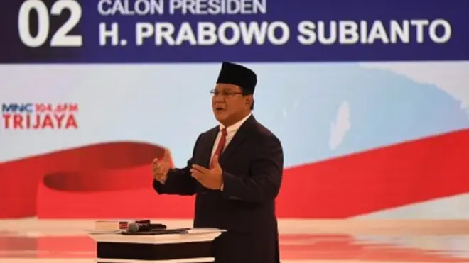 Capres nomor urut 02 Prabowo Subianto menyampaikan pendapatnya saat debat capres 2019 putaran kedua di Hotel Sultan, Jakarta, Minggu (17/2/2019).