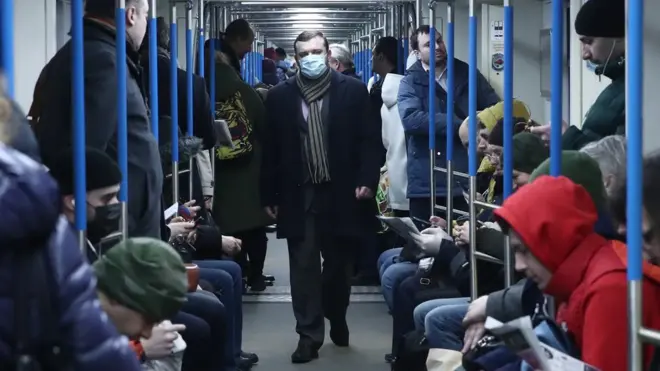 Власти России надеются, что население останется по домам, но жестких мер пока не применяют