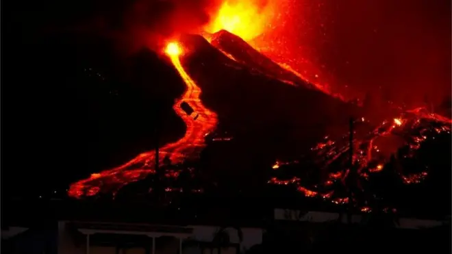 Vulcão entrousite da brabeterupção neste domingo nas Ilhas Canárias, mas atividade eruptiva por enquanto só causou danos materiais na região