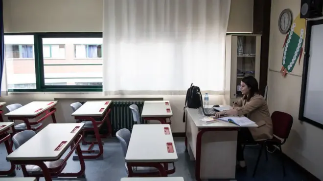 Okulların açılmasına sadece birkaç ay kalmışken binlerce öğretmen adayı, bu yıl işinin olup olmayacağını bilmiyor. Atanmayı bekleyen öğretmen adaylarından biri, "Atama olmazsa geleceğim yok ki benim" diyerek anlatıyor bu durumu. Öğretmen adayları neden ek kontenjan talep ettiğini, bu sorunun neden kaynaklandığını ve nasıl çözümlenebileceğini derledik.