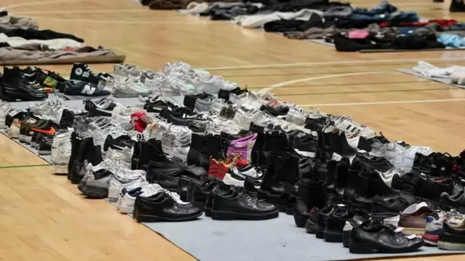 sepatu dan barang korban