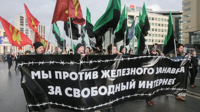 В марте в Москве прошел многотысячный митинг против изоляции рунета, но закон о "суверенном интернете" все равно приняли