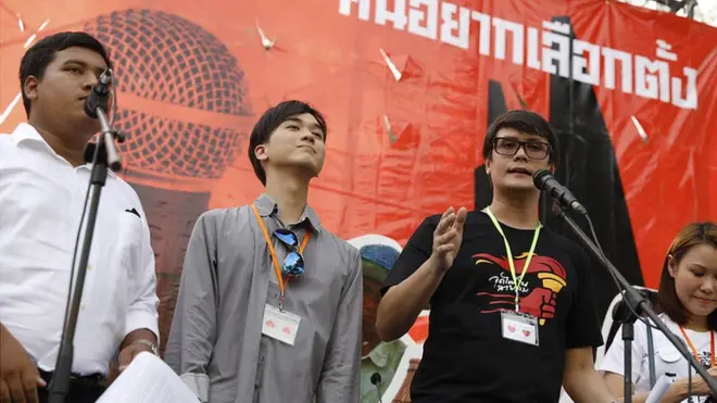 กาณฑ์ พงษ์ประภาพันธ์ (คนกลาง) ขึ้นเวทีรณรงค์ของกลุ่มคนอยากเลือกตั้งร่วมกับ "จ่านิว" สิริวิชญ์ เสรีธิวัฒน์ และ รังสิมันต์ โรม เมื่อเดือน พ.ค. 2561