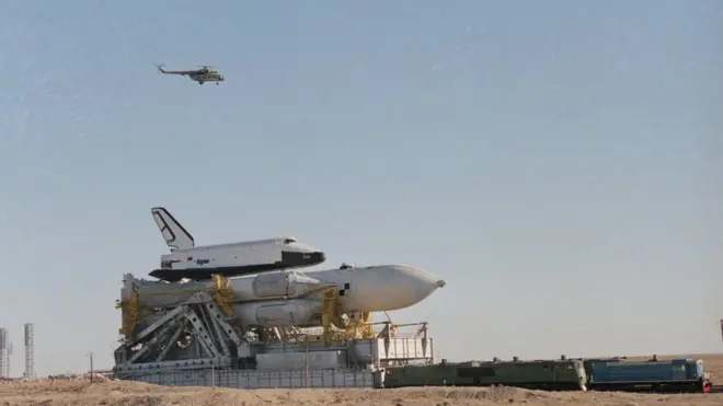 "Энергия" с орбитальным кораблем многоразового использования "Буран" во время вывоза на стартовый комплекс космодрома