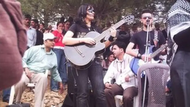 كانت نسرين تعزف على الغيتار عندما كانت طالبة في أعياد النوروز و الرحلات الطلابية