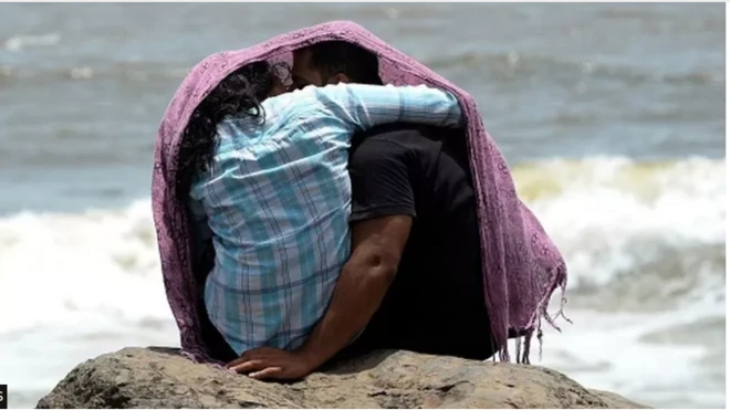 Aworan awon ololufe meji leti okun