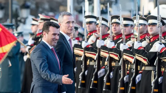 Prilikom prošlogodišnje posete Skoplju, generalni sekretar NATO-a Jens Stoltenberg sa makedonskim premijerom Zoranom Zaevom izvršio je smotru budućih gardista Alijanse