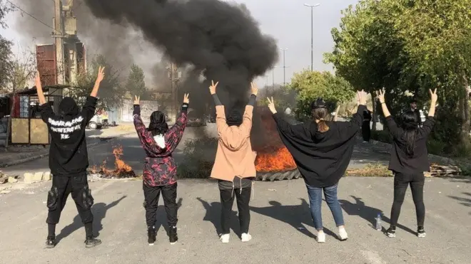 A photo posted online by Kurdish rights group Hengaw reportedly showing female protesters without headscarves in Saqqez, Iran (26 October 2022)