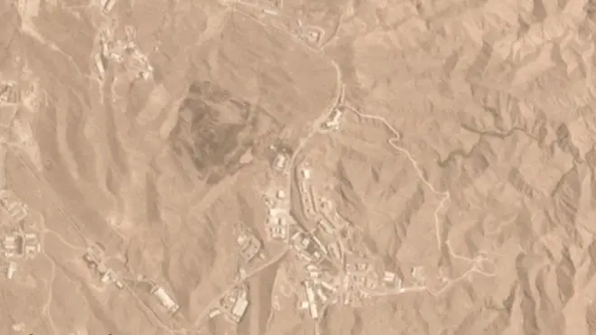 تصویر ماهواره‌ای از نقطه‌ای در منطقه حفاظت شده خجیر در شرق تهران در روز هفتم تیر ۱۳۹۹ آثاری از سوختگی و انفجار را نشان می‌دهد