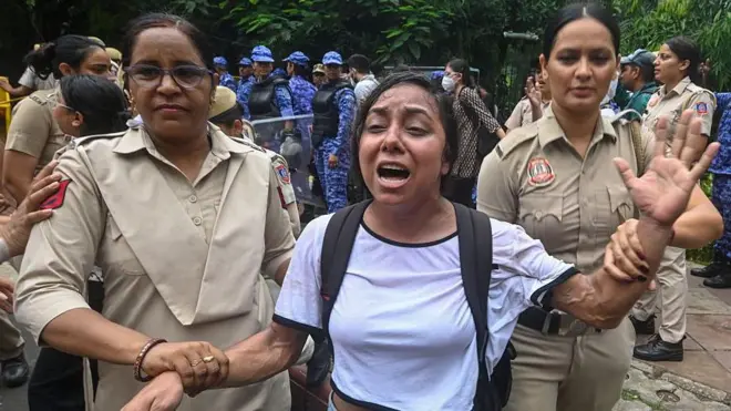 महिला पुलिसकर्मियों के साथ एक स्टूडेंट