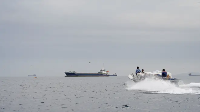 ओमानको मुसन्दम तटपारि होर्मुज जलमार्गमा एप्रिल १२ मा देखिएका केही पानीजहाज र एउटा डुङ्गा