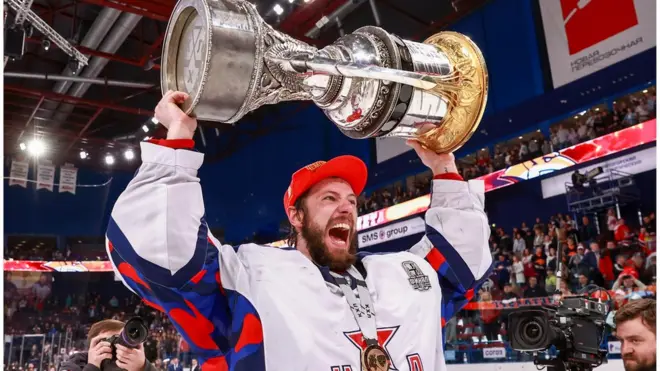 Иван Федотов с Кубком Гагарина