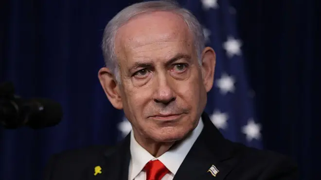 Netanyahu ciddi bir şekilde ileriye doğru bakıyor. Bir basın toplantısı bu ama sadece onu görüyoruz.