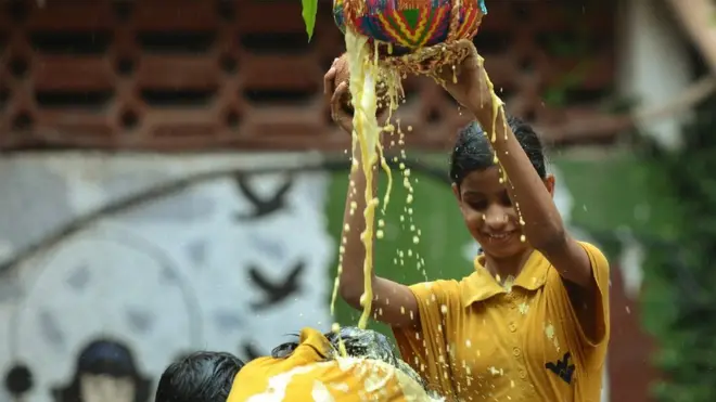 دہی کی مذہبی اہمیت بھی ہے اور ہندوؤں کے دیوتا کرشن کی یاد میں پورے ملک میں دہی کے مٹکے پھوڑنے کی روایت کو نبھایا جاتا ہے