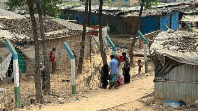 রোহিঙ্গা ক্যাম্পগুলো ঘিরে কাঁটাতারের বেড়া থাকলেও সেগুলো কেটে অবাধে চলাফেরা করে রোহিঙ্গারা