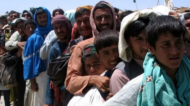तालिबान से बचने के लिए पाकिस्तान की सीमा पर वहां जाने के लिए जुटे अफ़ग़ान नागरिक