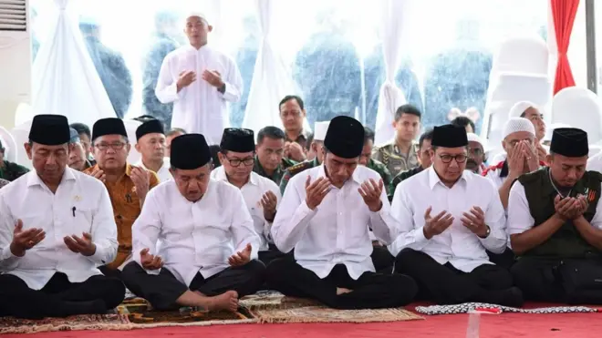 Momentum salat Jumat dinilai pengamat sebagai upaya komunikasi dengan kelompok yang menggelar aksi 212.