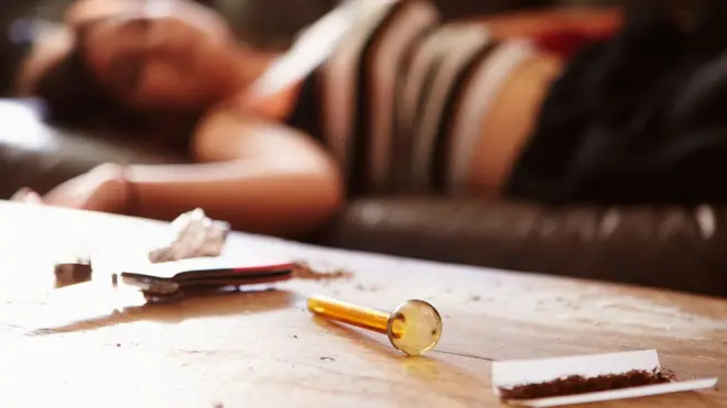 Эксперты считают, что запрет на наркотики и преследование потребителей нарушают права человека