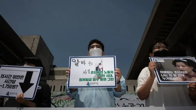 청년세대 노동조합 청년유니온 회원들이 지난 2020년 6월 9일 서울 종로구 세종문화회관 앞에서 기자회견을 열고 아르바이트 최저임금과 주휴수당 실태조사 결과 및 최저임금 요구안을 발표하고 있다. 이들은 최저임금위원회가 주휴수당을 기본급화 하고 초단시간 노동자에 대한 불합리한 차별 해소에 나설 것을 촉구했다