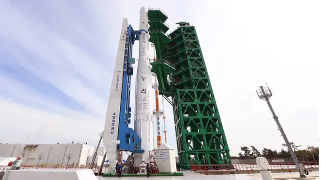 한국형 발사체 누리호가 발사 하루 전인 20일 오전 전남 고흥군 나로우주센터 제2발사대에 기립되고 있다