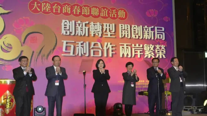 蔡英文(左三)出席大陸台商新春團拜，現任海基會董事長田弘茂(左二)與陸委會主委張小月(右三)也應邀與會