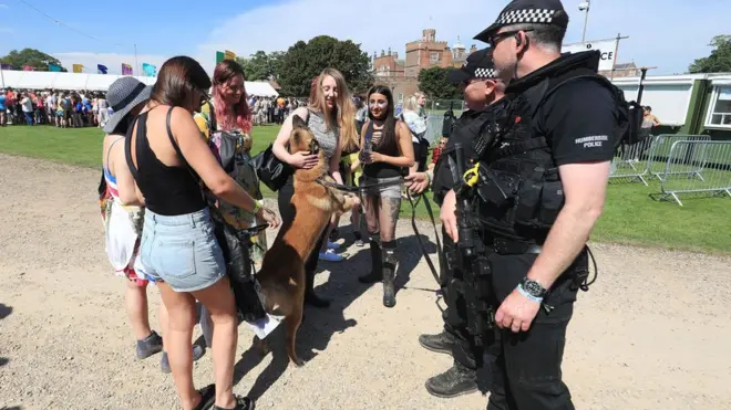 英国曼城恐怖袭击事件后各地增强安保，武警和军队共同承担大型活动和重要公共场所的安保任务。