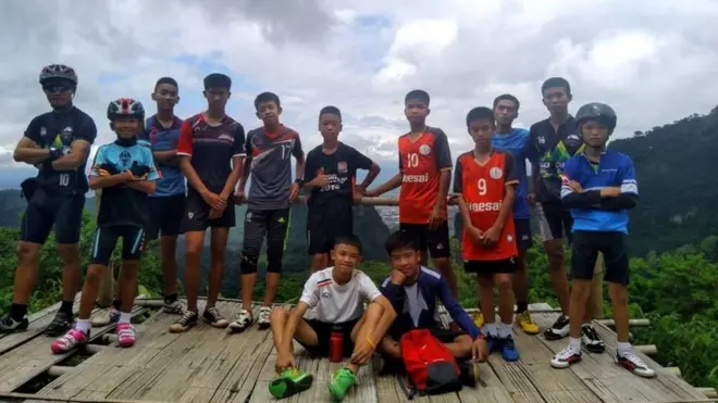 Tayland'da bir mağaraya girerek kaybolan aynı futbol takımında oynayan 12 çocuk