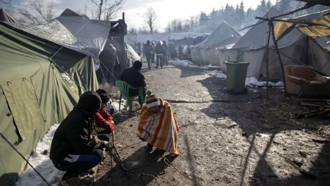O inverno faz com que seja perigoso dormir em barracas, como fazem os migrantes no campo de Vucjak