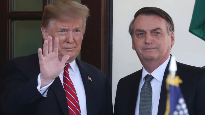 Presidents Trump (kiri) and Bolsonaro dikritik karena pernyataan kontroversialnya.