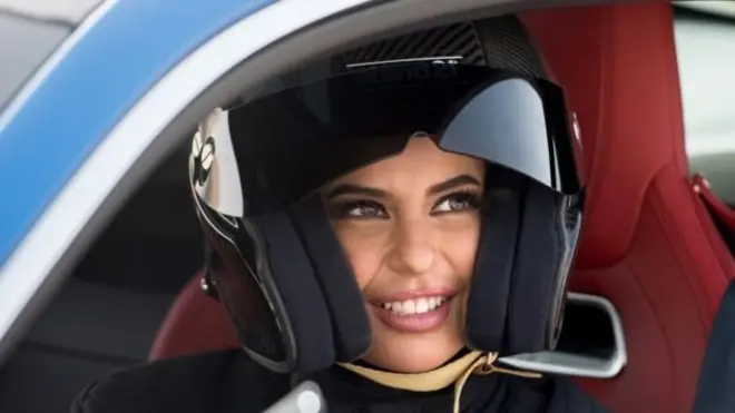 سعودي کې مېرمنو ته د جون پر ۲۴ د موټروانۍ اجازه ور کړل شوه.