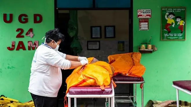 Seorang perempuan memeriksa salah satu kantong jenazah korban tsunami Selat Sunda (24/12). Lebih dari 400 orang tewas tersapu gelombang tsunami yang menerjang pesisir Banten dan Lampung 22 Desember lalu.