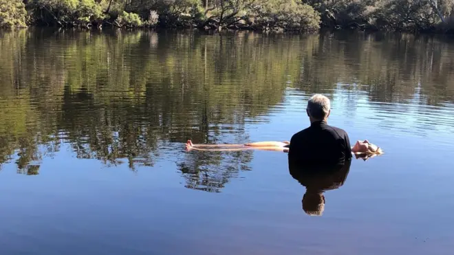 作者參加了一個水振動療癒儀式，這是為了放大一個人的精神振動。