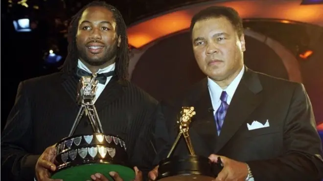 Mu kimpumbi gishasha, Ali yaronse udushimwe twinsi cane- abanywanyi ba radio BBC bamutoye nk'umunonotsi wa mbere w'ikinjana, muri uwo mwaka nyene umwami w'abakina urukino rwo gukubitana ingumu mu Bwongereza, Lennox Lewis, na we yaronse agashimwe gakomeye