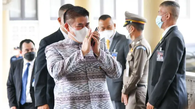 ร.อ. ธรรมนัสมีอีกตำแหน่งหนึ่งคือเลขาธิการพรรคพลังประชารัฐ ที่มี พล.อ. ประวิตร วงษ์สุวรรณเป็นหัวหน้าพรรค