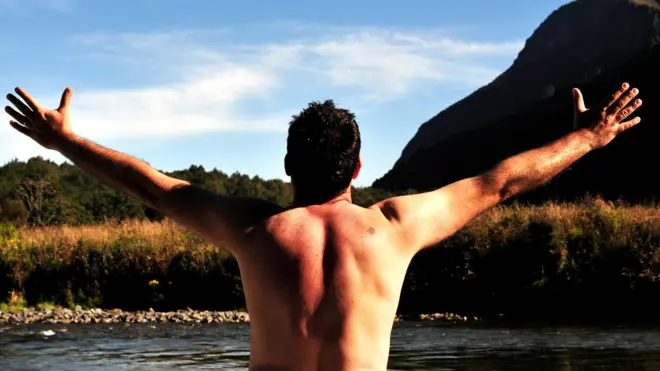 Обнаженный мужчина со спины