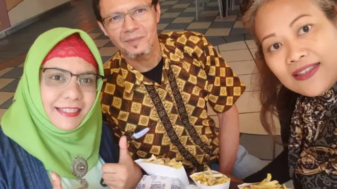 Tri Astuti (kiri) bersama teman-temannya makan siang, yang sempat mencapai 65 juta bolivar.