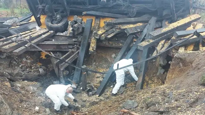 Polisi Polandia memeriksa lokasi jatuhnya rudal.