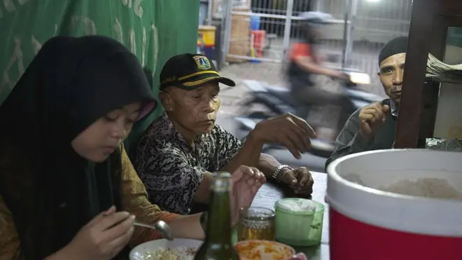 Catatan Badan Pusat Statistik menunjukkan konsumsi beras bangsa Indonesia sebesar 114 kg/kapita/tahun. Dikombinasi pola hidup yang tidak sehat, konsumsi nasi dari beras padi secara berlebihan dikhawatirkan menambah besar potensi diabetes tipe 2.