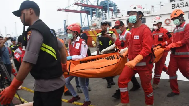 Petugas PMI dan DVI Polri mengevakuasi jenazah korban jatuhnya pesawat Lion Air bernomor registrasi PK-LQP dengan nomor penerbangan JT 610 dari kapal KN SAR Drupada menuju RS Polri saat tiba di Posko SAR Tanjung Priok, Jakarta, Sabtu (3/11).