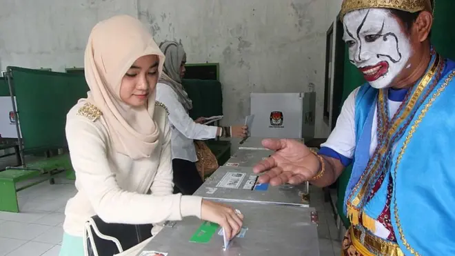 Seorang warga di Semarang menyalurkan suaranya dalam Pemiu 2014.