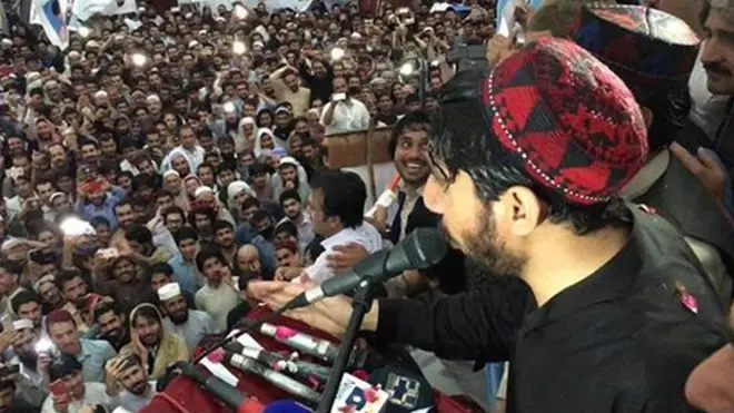 منظور پشتین د وینا په حال کې.