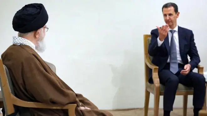 इराणचे सर्वोच्च नेते अयोतुल्लाह खामेनेई आणि सीरियाचे माजी राष्ट्राध्यक्ष बशर अल-असद
