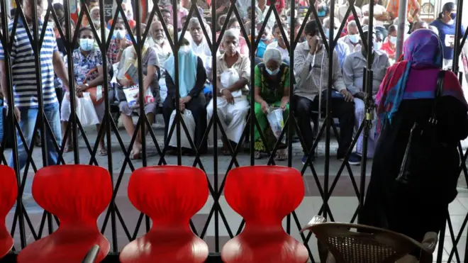 වෛද්ය වර්ජනයක් නිසා රෝහලක් අසල සිටින එළියේ හිදගෙන සිටින රෝගීන්