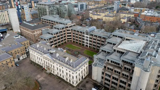 Снимок, сделанный с помощью дрона, показывает место, предложенное для нового китайского посольства в Old Royal Mint Court в Лондоне, Великобритания, 14 января 2026 года.