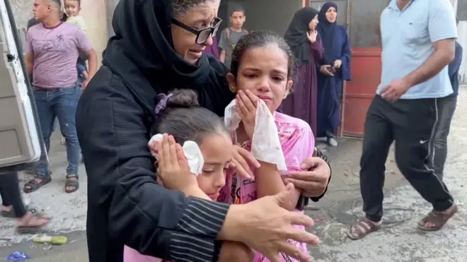 أطفال في غزة مع أمهم