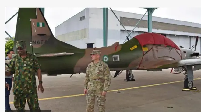 Ologun Naijiria ati ti America kan duro niwaju baaluu ologun ilẹ Naijiria